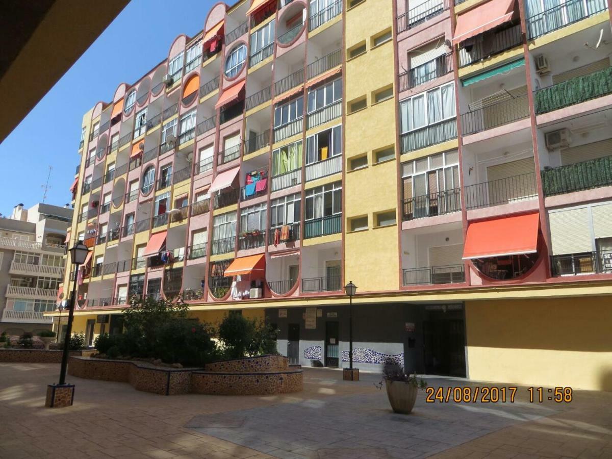 Cosy Studio Apartment In Torrevieja Kültér fotó